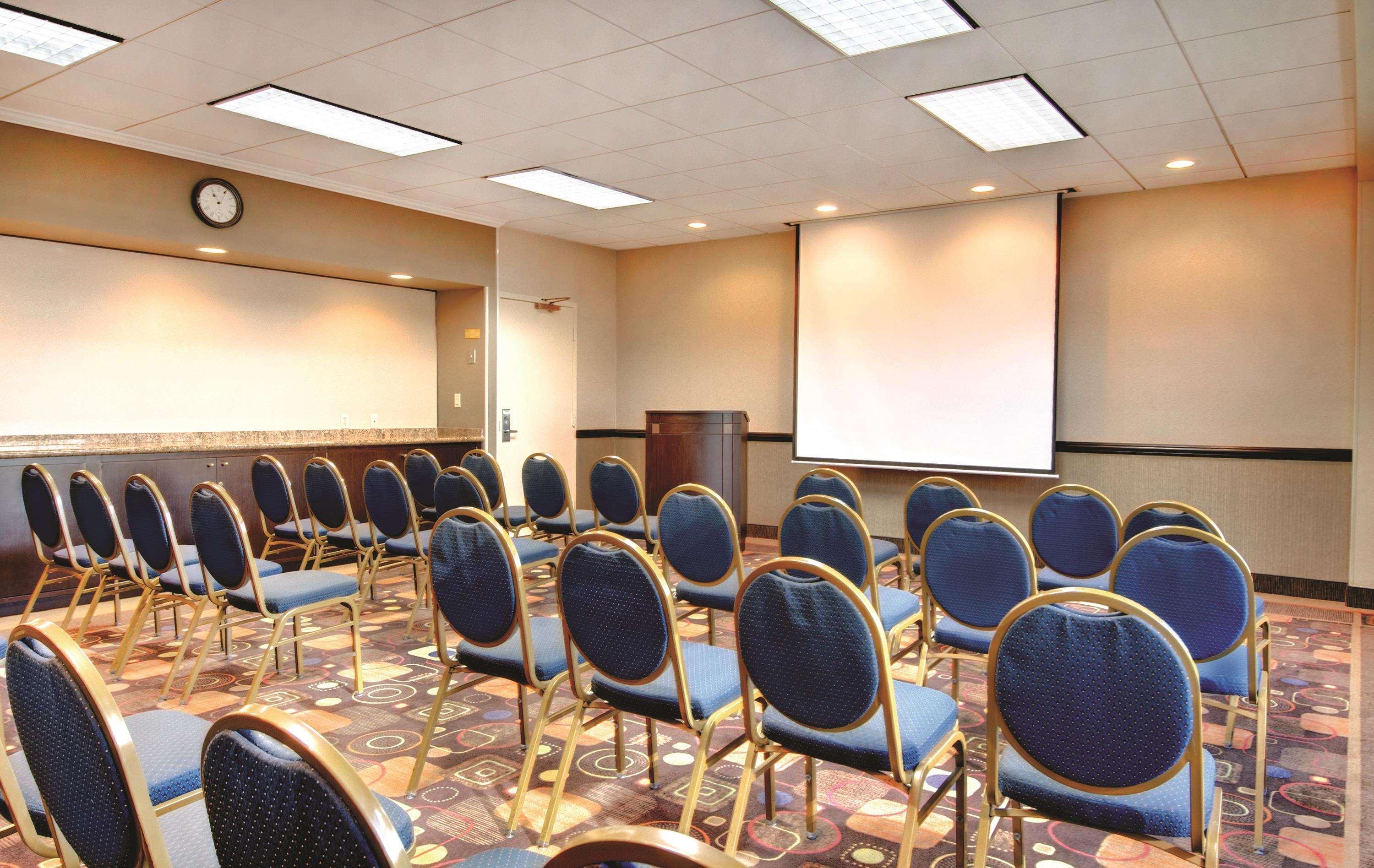 Doubletree By Hilton Orange County Airport 3*