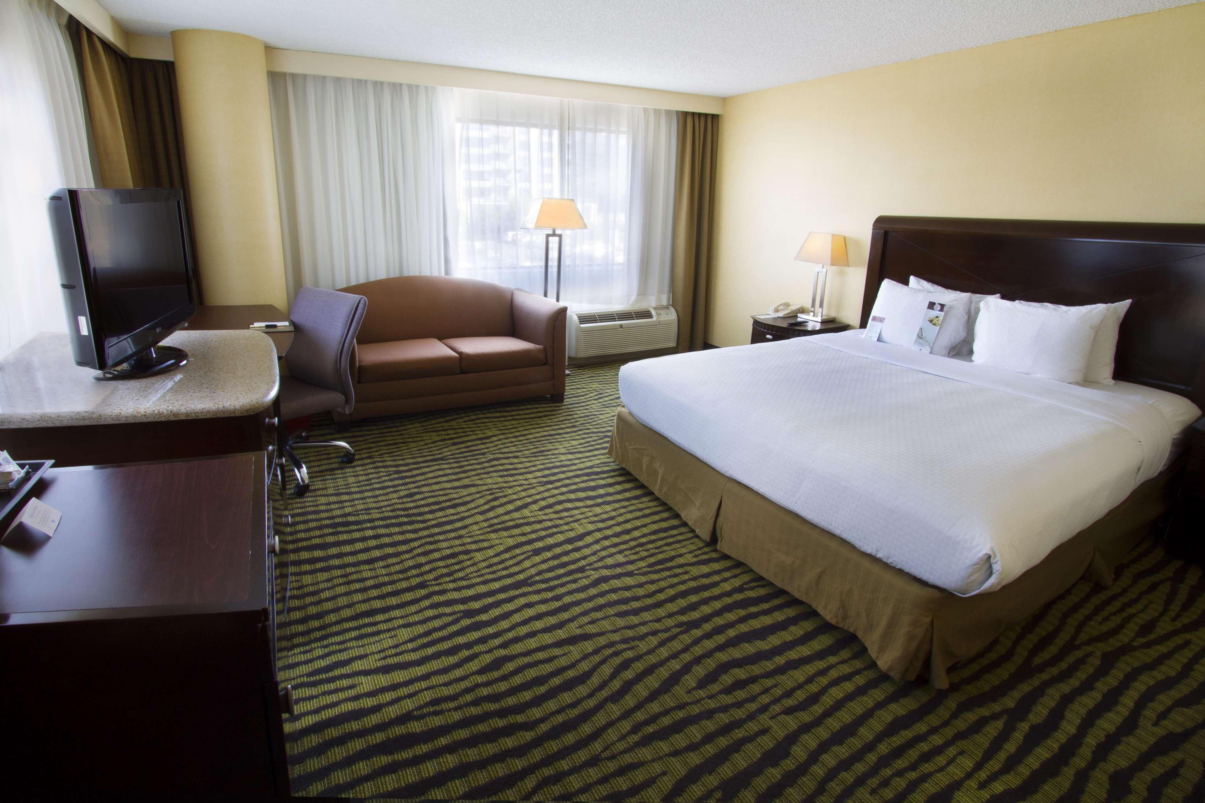 Doubletree By Hilton Orange County Airport Hotel