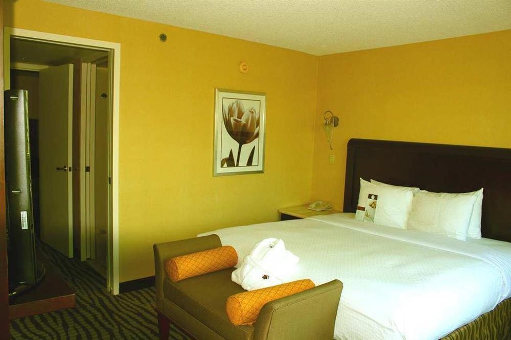 Doubletree By Hilton Orange County Airport Hotel