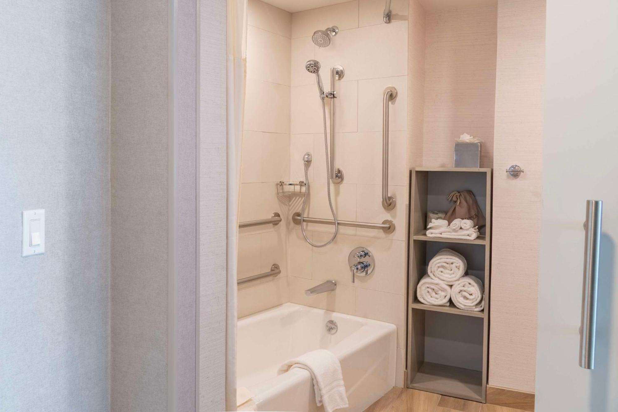 Doubletree By Hilton Orange County Airport Hotel 3*