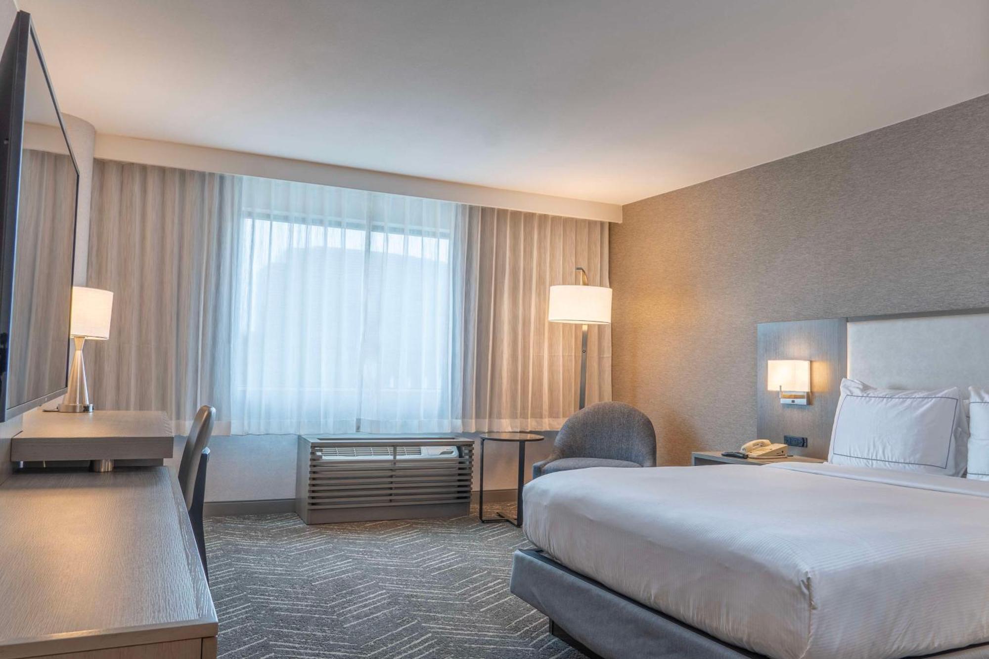 Doubletree By Hilton Orange County Airport Hotel