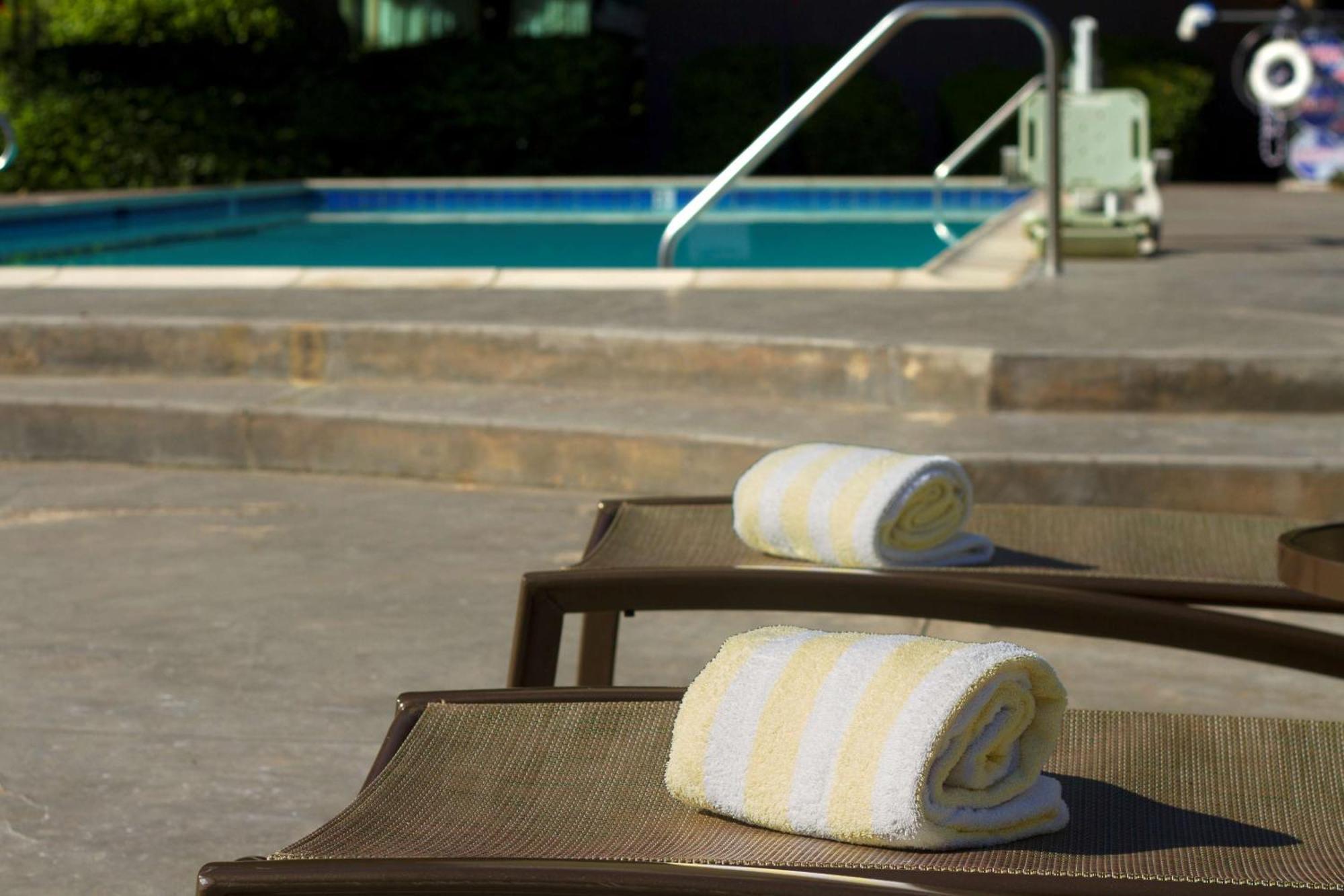Doubletree By Hilton Orange County Airport Hotel