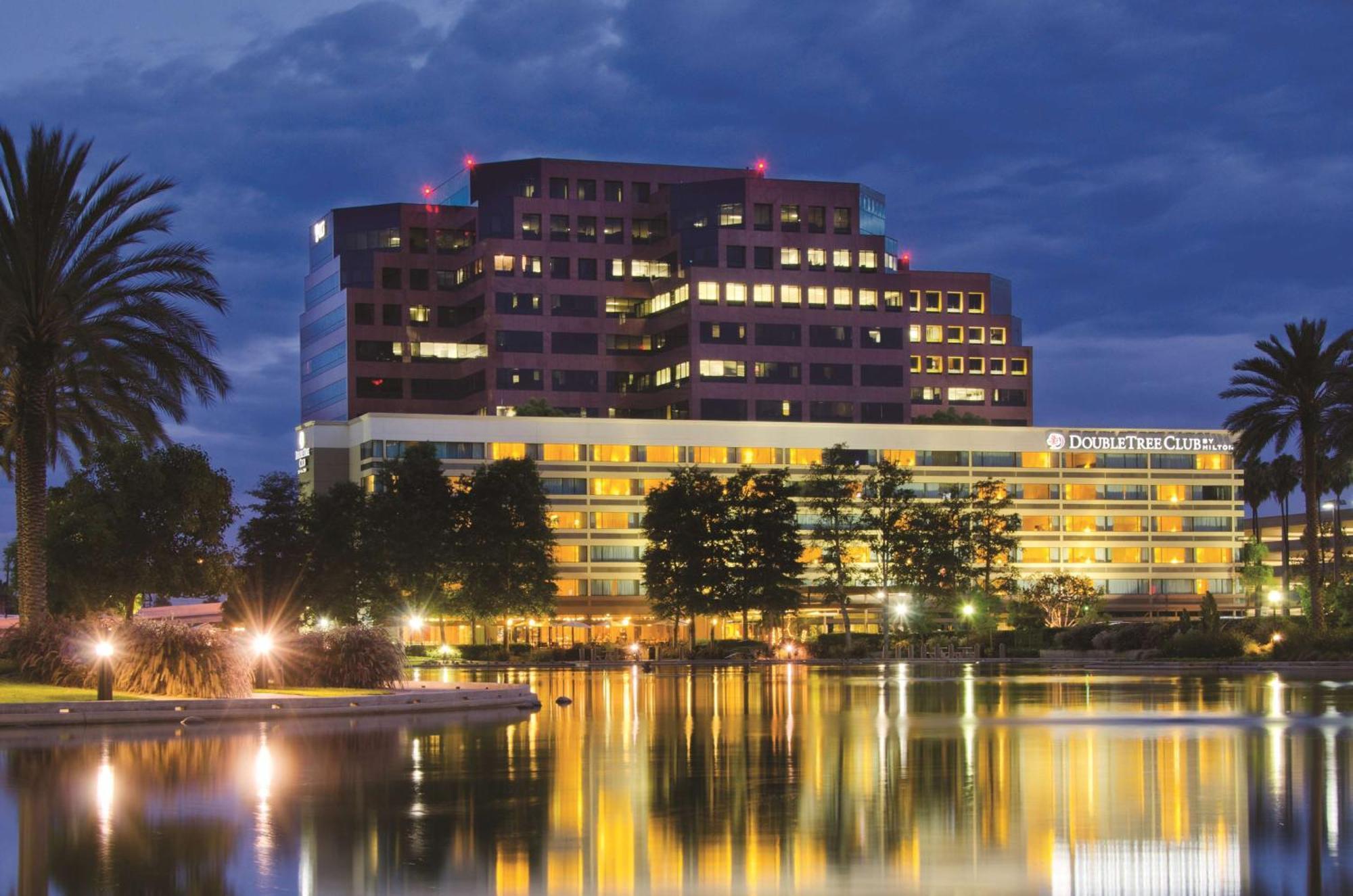 Doubletree By Hilton Orange County Airport 3*