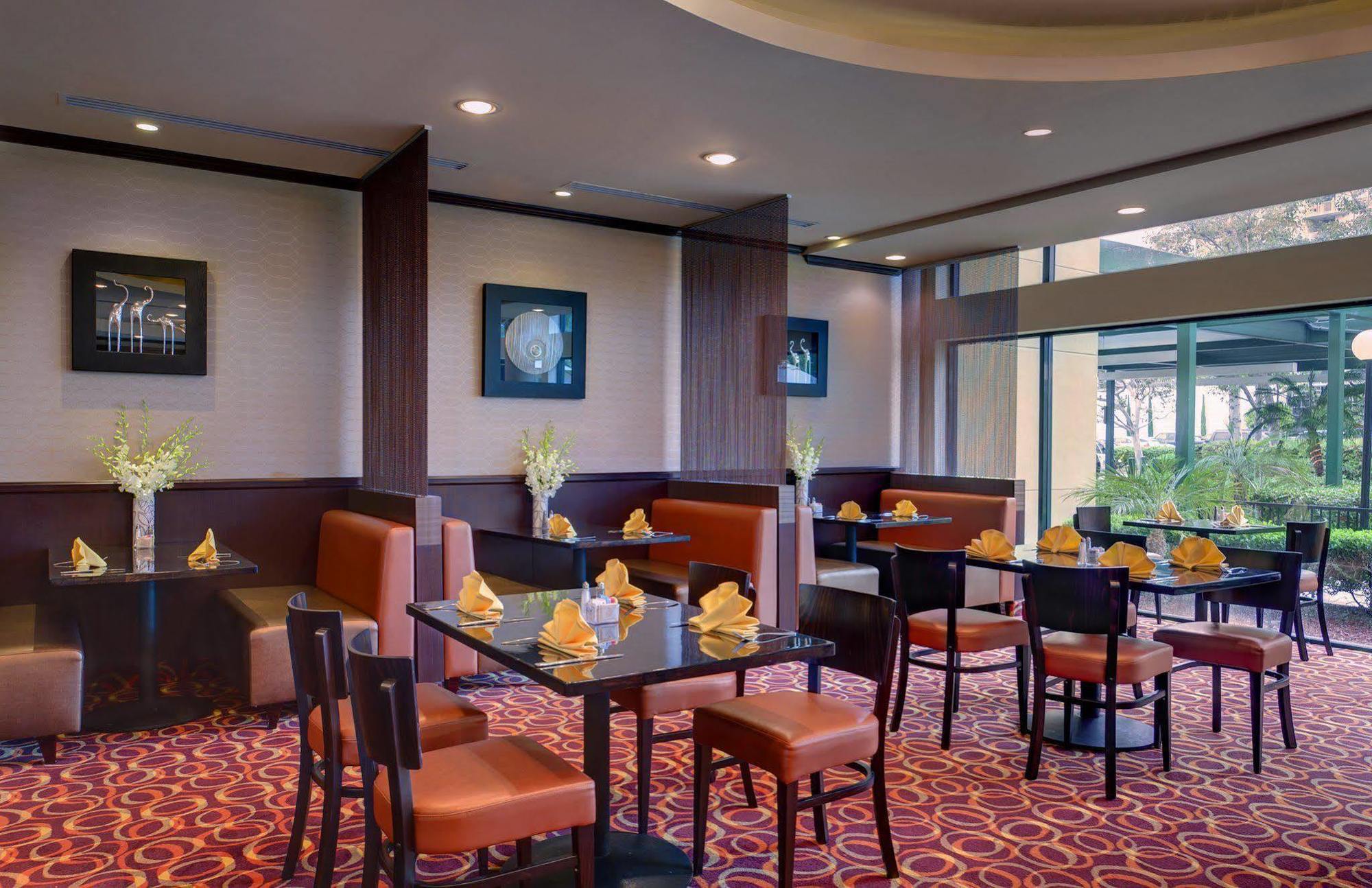 Doubletree By Hilton Orange County Airport 3*