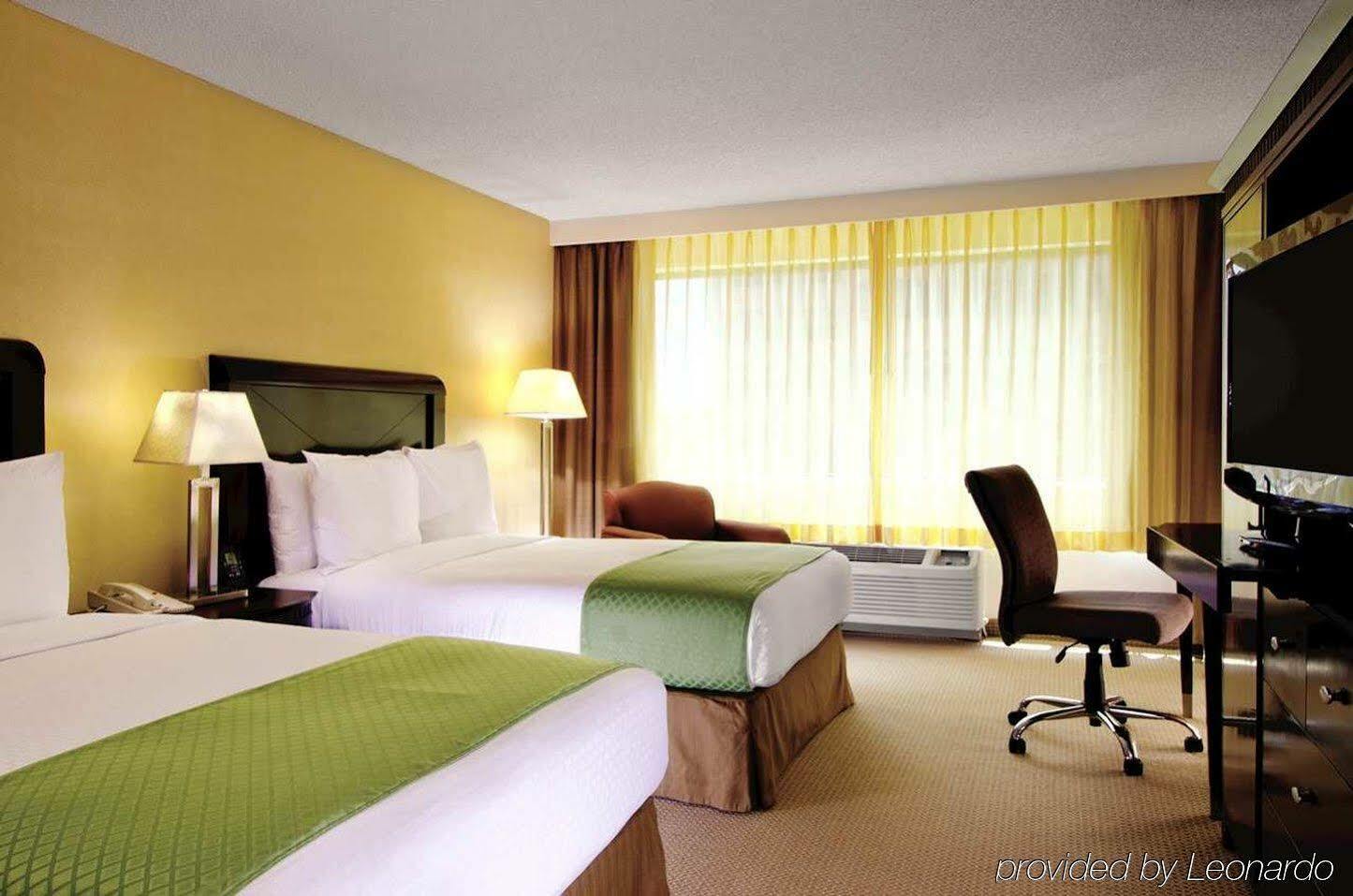 Doubletree By Hilton Orange County Airport 3*